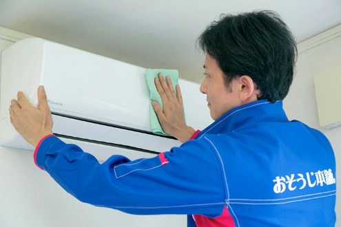 プロのハウスクリーニングサービス風景